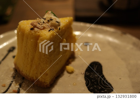 胡麻とクラッカーが香るチーズケーキの一切れクローズアップ 胡麻とクラッカーが香るチーズケーキの一切れクローズアップ 132931800