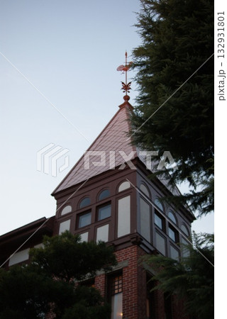 赤茶色の屋根と白壁が映える洋館風塔屋の建築ディテール 赤茶色の屋根と白壁が映える洋館風塔屋の建築ディテール 132931801