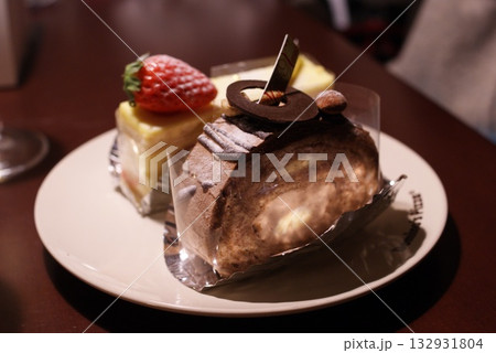 いちごとナッツが彩るチョコロールとチーズケーキのティータイム  132931804