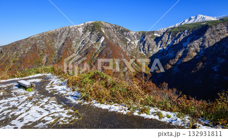 鉾立展望台から望む　冠雪した鳥海山と稲倉岳　鳥海ブルーライン　秋田県 132931811