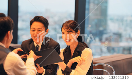 カウンターでメニューを見るカップル 132931819