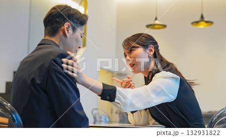 口論する男女カップル 口論する男女カップル 132931822