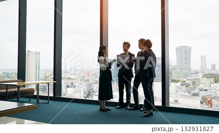オフィスで会話するビジネスパーソンのグループ オフィスで会話するビジネスパーソンのグループ 132931827
