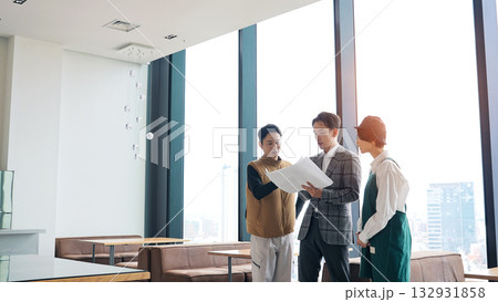 店舗施設で打ち合わせする店員・設計士・作業員 132931858