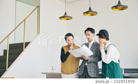 店舗施設で打ち合わせする店員・設計士・作業員 132931859
