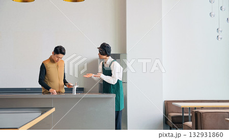 厨房設備を修理する男性作業員 132931860