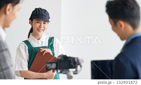 店内でPR動画を撮影する飲食店店員と撮影スタッフ 132931872