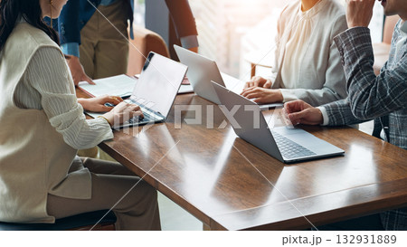 オフィスで会議するカジュアルなビジネスパーソンのグループ オフィスで会議するカジュアルなビジネスパーソンのグループ 132931889