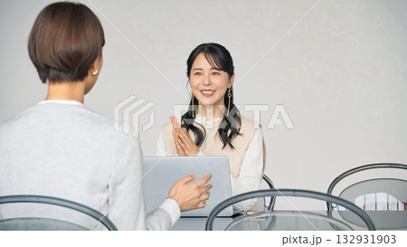 ロビーで面談する女性グループ ロビーで面談する女性グループ 132931903