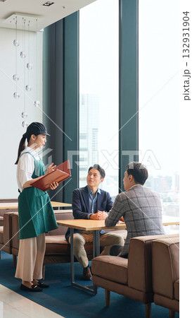 店内で接客する飲食店店員 132931904