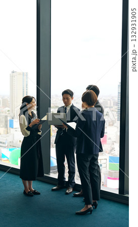 ロビーで会話するビジネスパーソンのグループ 132931905