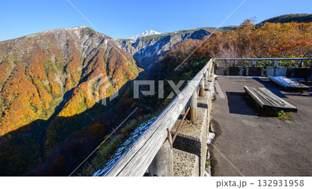 鉾立駐車場展望台から望む　冠雪した鳥海山と稲倉岳　鳥海ブルーライン　秋田県 132931958
