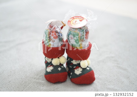 毛糸で編まれたクリスマスブーツ（2個） 132932152