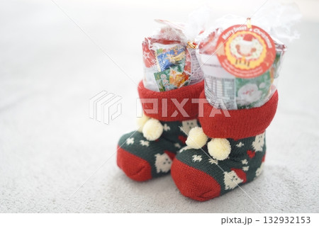 毛糸で編まれたクリスマスブーツ(2個) 毛糸で編まれたクリスマスブーツ(2個) 132932153