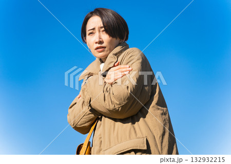 冬空に凍える女性　ライフスタイルイメージ 132932215
