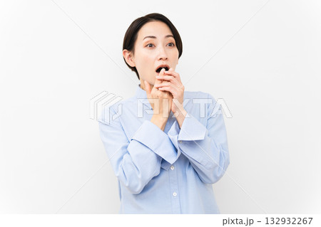 長袖シャツを着ている女性 132932267