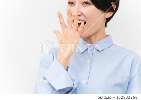 長袖シャツを着ている女性 長袖シャツを着ている女性 132932268