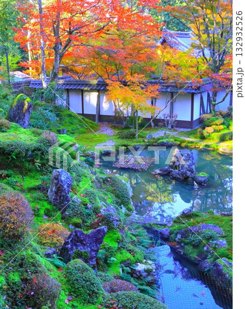 秋の西明寺(蓬莱庭・滋賀県甲良町・縦構図) 秋の西明寺(蓬莱庭・滋賀県甲良町・縦構図) 132932526