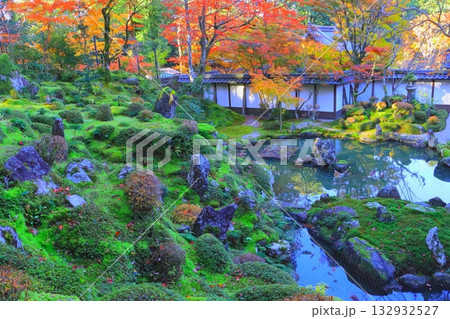 秋の西明寺（蓬莱庭・滋賀県甲良町） 132932527