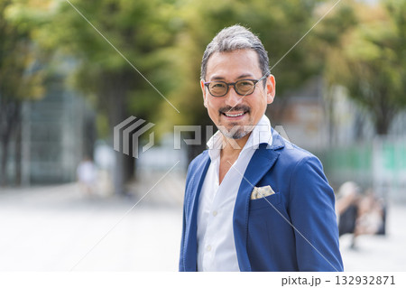ミドル・シニアのビジネスマン 132932871