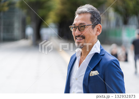 ミドル・シニアのビジネスマン 132932873