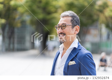ミドル・シニアのビジネスマン 132932874