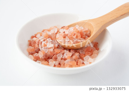 白い皿に入れたピンク岩塩 132933075