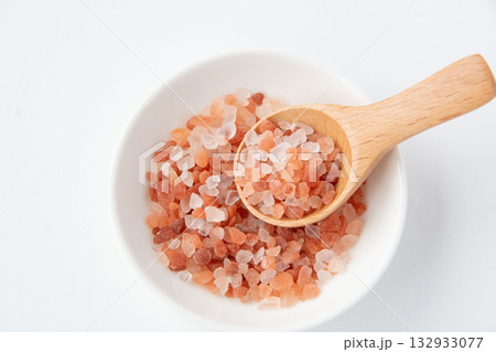 白い皿に入れたピンク岩塩 132933077