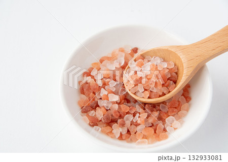 白い皿に入れたピンク岩塩 132933081