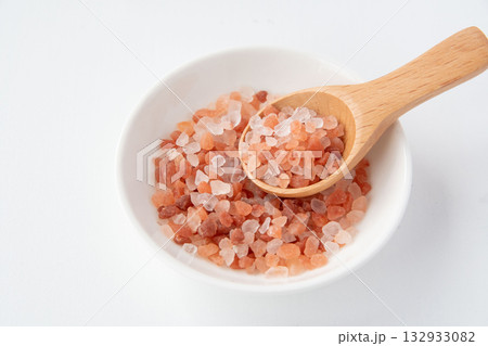 白い皿に入れたピンク岩塩 132933082