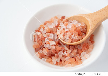 白い皿に入れたピンク岩塩 132933106