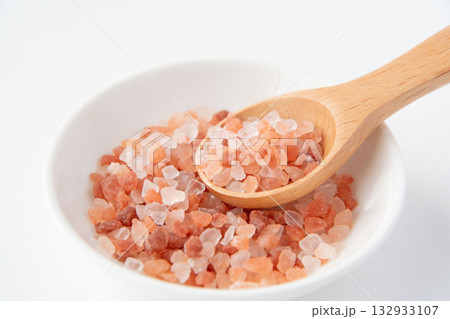 白い皿に入れたピンク岩塩 白い皿に入れたピンク岩塩 132933107