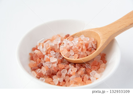 白い皿に入れたピンク岩塩 132933109