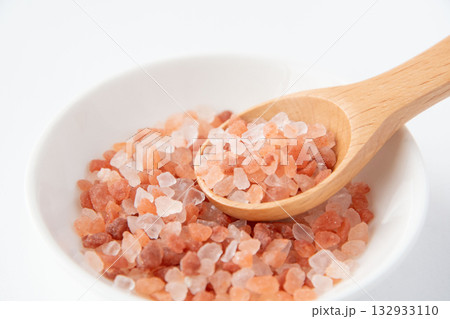 白い皿に入れたピンク岩塩 132933110