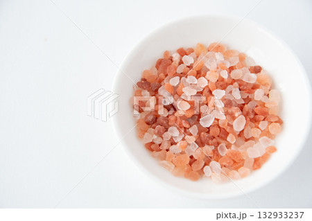 白い皿に入れたピンク岩塩 132933237
