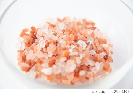 小さなガラス皿に入れたピンク岩塩 132933308