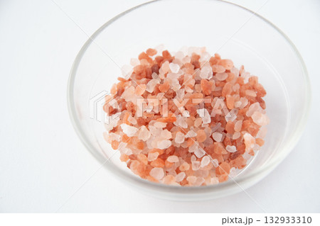 小さなガラス皿に入れたピンク岩塩 132933310