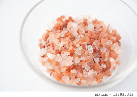 小さなガラス皿に入れたピンク岩塩 小さなガラス皿に入れたピンク岩塩 132933312
