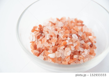 ガラスの器に入れたピンク岩塩 132933333