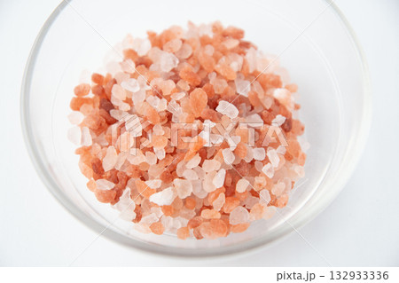 ガラスの器に入れたピンク岩塩 132933336