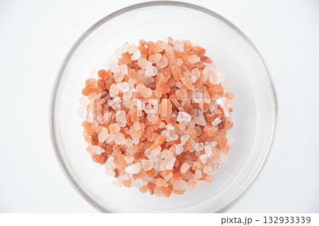 ガラスの器に入れたピンク岩塩 132933339