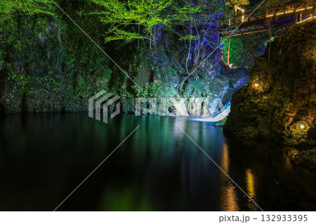 ライトアップされた赤目渓谷の滝 132933395