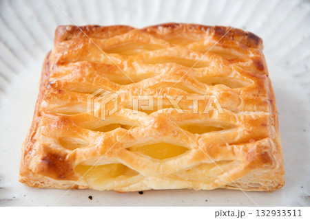 皿にのせたアップルパイ 132933511