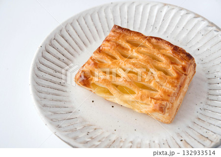 皿にのせたアップルパイ 132933514