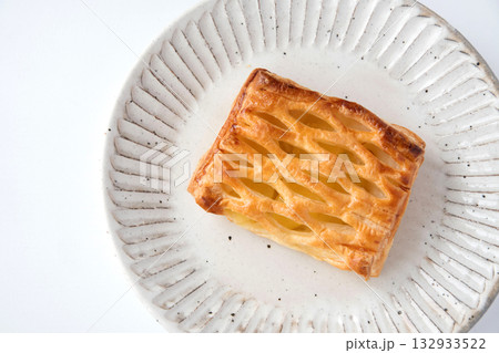 皿にのせたアップルパイ 132933522