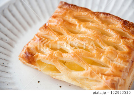 皿にのせたアップルパイ 132933530