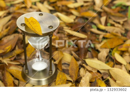  The deepening of autumn and the falling leaves 132933602