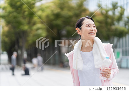 ジョギングをするミドル・シニアの女性。 132933666