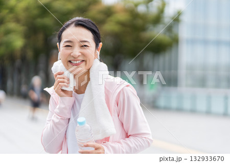 ジョギングをするミドル・シニアの女性。 132933670