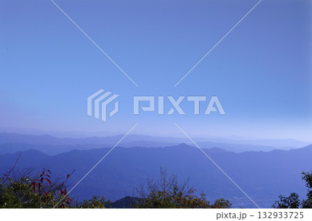 和泉葛城山頂から見る紀州の山並み 132933725